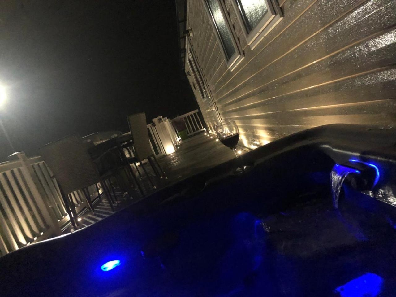 태터셜 Luxury Hot Tub Retreat 빌라 외부 사진